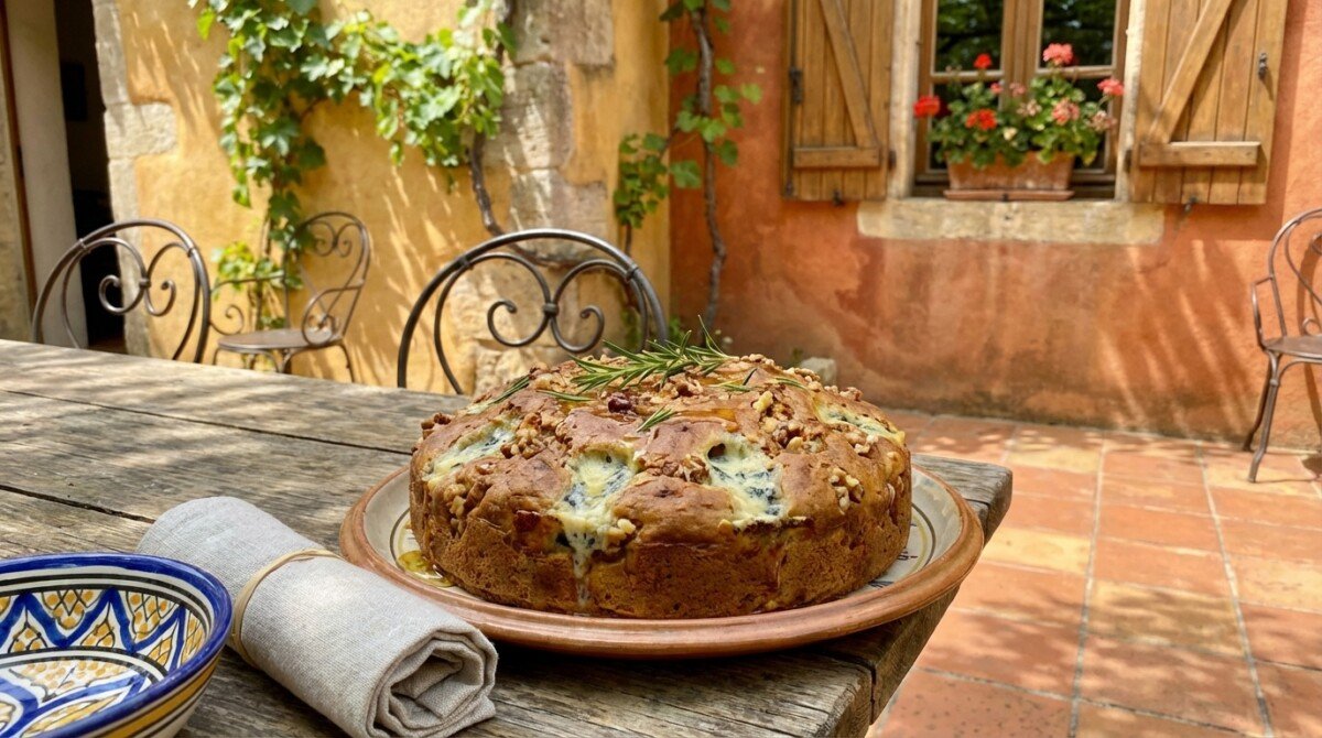 scopri la ricetta super veloce del cake morbido con fourme d’ambert e noci, un delizioso piatto più goloso di una quiche, perfetto per ogni occasione.