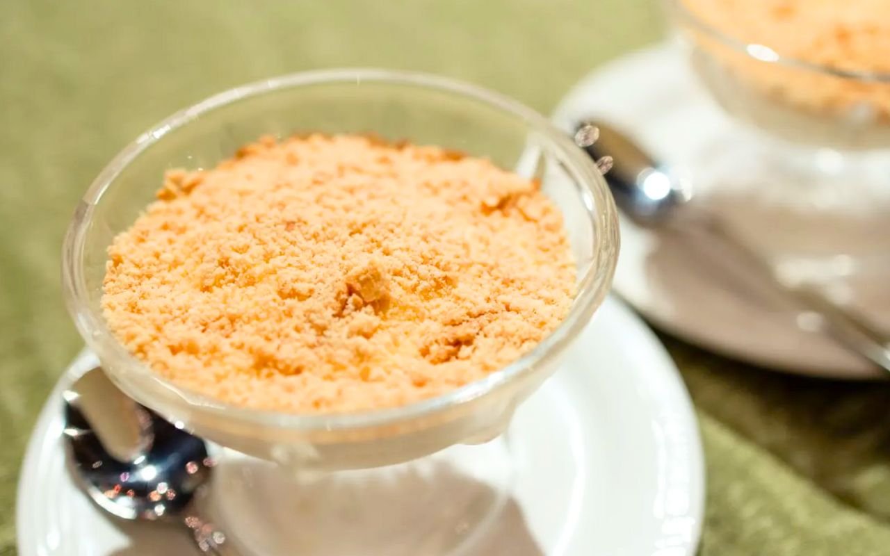 Questo dessert portoghese si prepara in 5 minuti senza forno e la sua crema con biscotti conquista tutti al primo cucchiaio