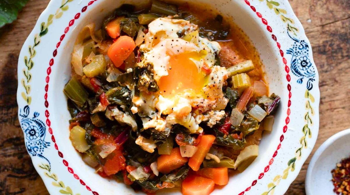 Acquacotta toscana : la zuppa “povera” che oggi fa meglio di tanti piatti gourmet, con pane tostato, pecorino e l’uovo in camicia che cambia tutto