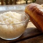 Granita di mandorla con brioche col tuppo: il gelato siciliano che ti farà innamorare al primo assaggio
