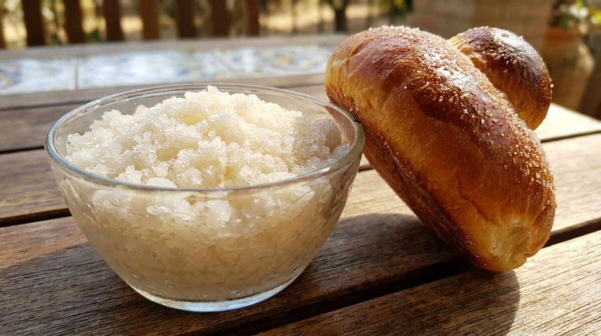 scopri la granita di mandorla con brioche col tuppo, il tradizionale gelato siciliano dal sapore irresistibile che conquista al primo assaggio.