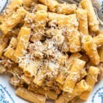 La pasta più sorprendente del momento arriva da Montecarlo e mescola ragù e pesto in una salsa cremosa che crea dipendenza