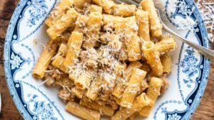 La pasta più sorprendente del momento arriva da Montecarlo e mescola ragù e pesto in una salsa cremosa che crea dipendenza