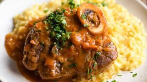 Ossobuco alla milanese come al ristorante il trucco iniziale che rende la carne morbidissima e il sugo denso e brillante