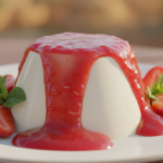 Panna cotta con coulis di fragole: una dolce tradizione estiva da gustare