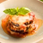 Questa parmigiana di melanzane sembra semplice, ma il dettaglio che tutti saltano cambia tutto: più sapore, meno unto, strati che non crollano