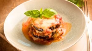 Questa parmigiana di melanzane sembra semplice, ma il dettaglio che tutti saltano cambia tutto: più sapore, meno unto, strati che non crollano