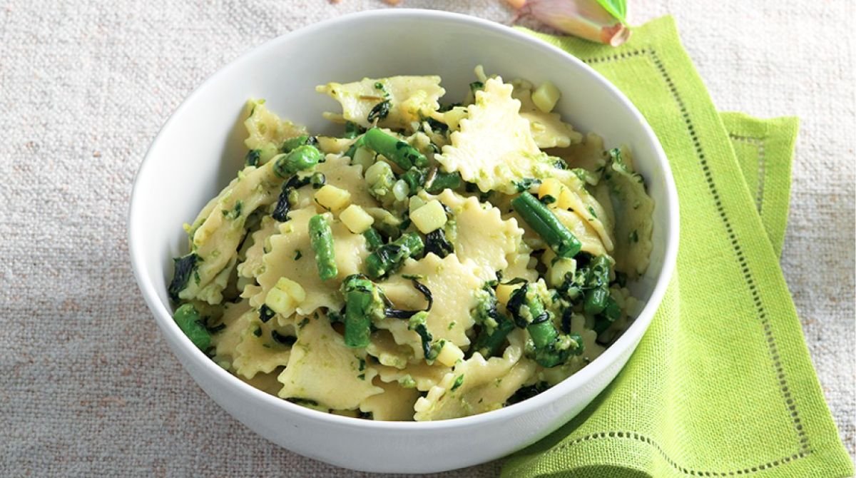 Questa pasta al pesto fatta in casa sembra un piatto semplice, ma il trucco del mortaio cambia tutto e ti ritrovi con un sapore “da Riviera” al primo boccone