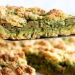 Questa sbrisolona al pistacchio sembra rustica, ma il cuore cremoso la trasforma in un dolce “da bar di lusso”: croccante fuori, fondente dentro