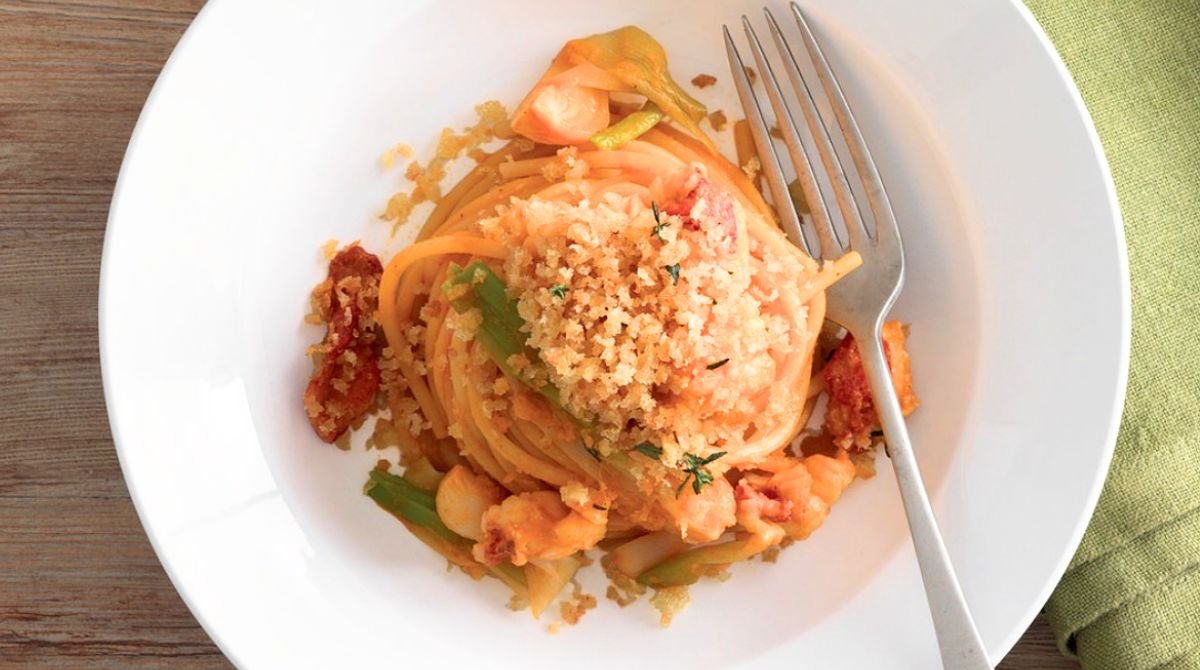 Questi spaghetti di mare sembrano “normali”, poi fai il fondo con i gusci e succede la magia: sapore profondo e profumo da ristorante