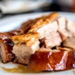 Questo cochinillo asado fatto in casa sembra impossibile, finché non impari il trucco delle due temperature: pelle che scrocchia, carne che si scioglie