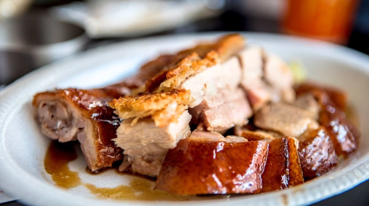 Questo cochinillo asado fatto in casa sembra impossibile, finché non impari il trucco delle due temperature: pelle che scrocchia, carne che si scioglie