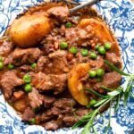 Questo spezzatino italiano in una sola pentola sembra “semplice”, ma il dettaglio che pochi fanno lo rende denso, profumato e tenerissimo