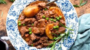 Questo spezzatino italiano in una sola pentola sembra “semplice”, ma il dettaglio che pochi fanno lo rende denso, profumato e tenerissimo