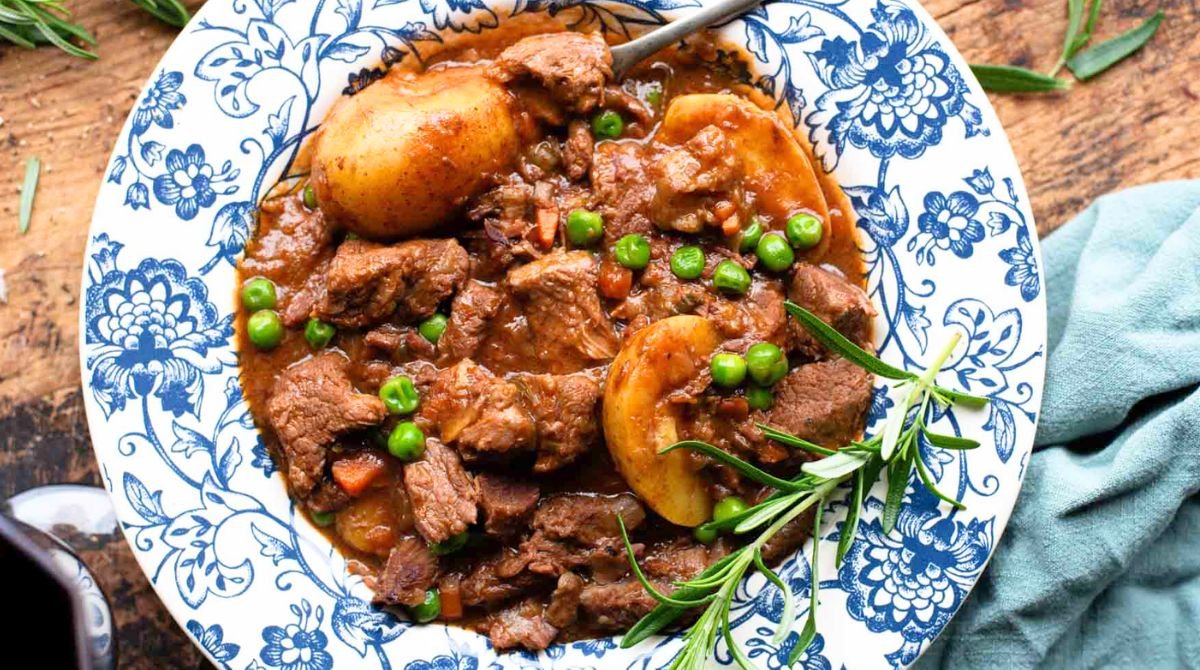 Questo spezzatino italiano in una sola pentola sembra “semplice”, ma il dettaglio che pochi fanno lo rende denso, profumato e tenerissimo