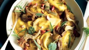 Ravioli ricotta e rucola con carciofi e mandorle: il piatto “leggero” che poi ti fregga con un sapore da grande cucina