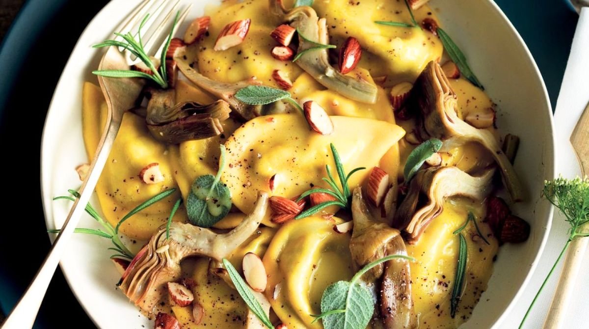 Ravioli ricotta e rucola con carciofi e mandorle: il piatto “leggero” che poi ti fregga con un sapore da grande cucina