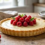 Scopri la crostata al cioccolato bianco e lamponi perfetta: la ricetta facile che ti farà innamorare al primo morso
