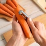 Smetti di pelare le carote: c’è un motivo “sporco” che nessuno ti dice e l’unica eccezione che può salvarti il piatto