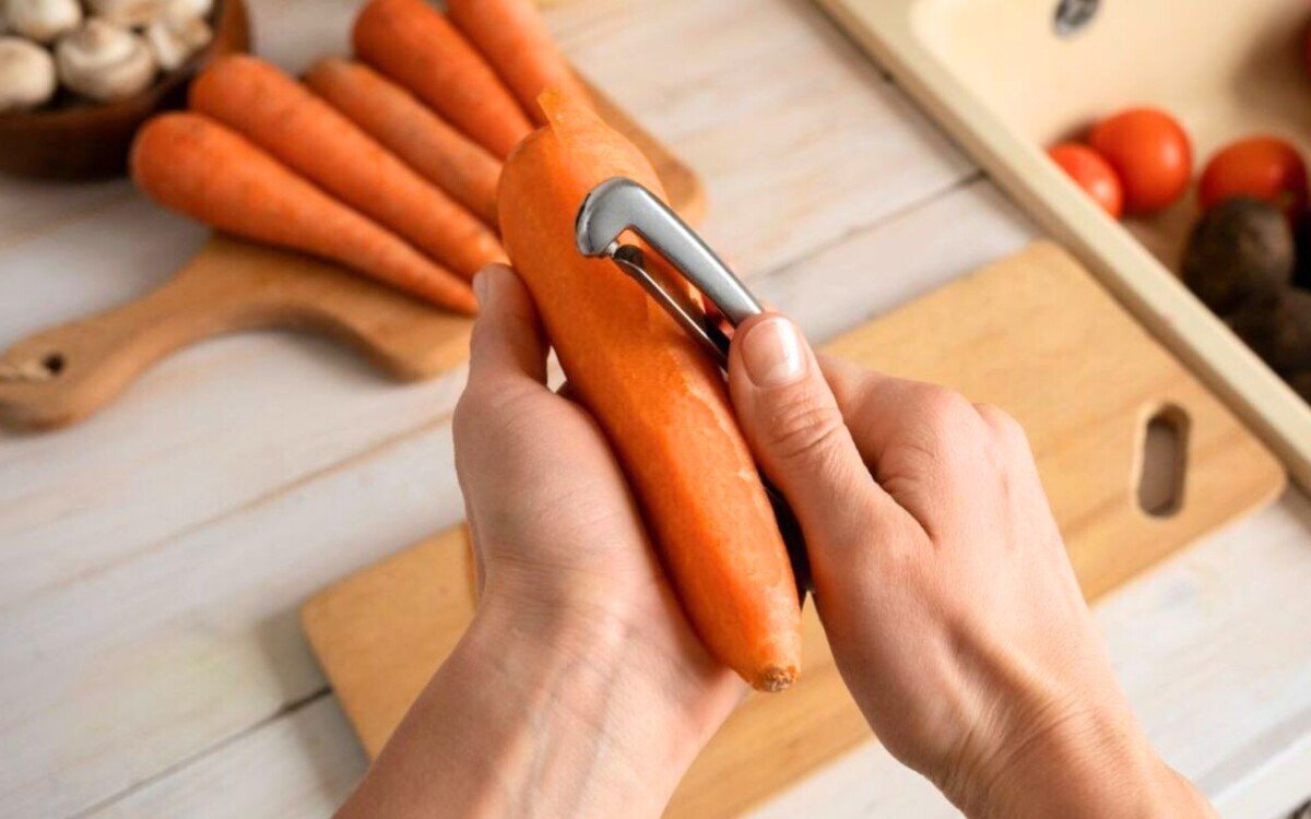 Smetti di pelare le carote: c’è un motivo “sporco” che nessuno ti dice e l’unica eccezione che può salvarti il piatto