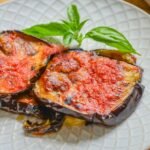 Un parmigiano d’eccezione: questa ricetta siciliana esalta tutte le potenzialità delle melanzane, e la cottura in forno fa il resto, per un risultato impeccabile