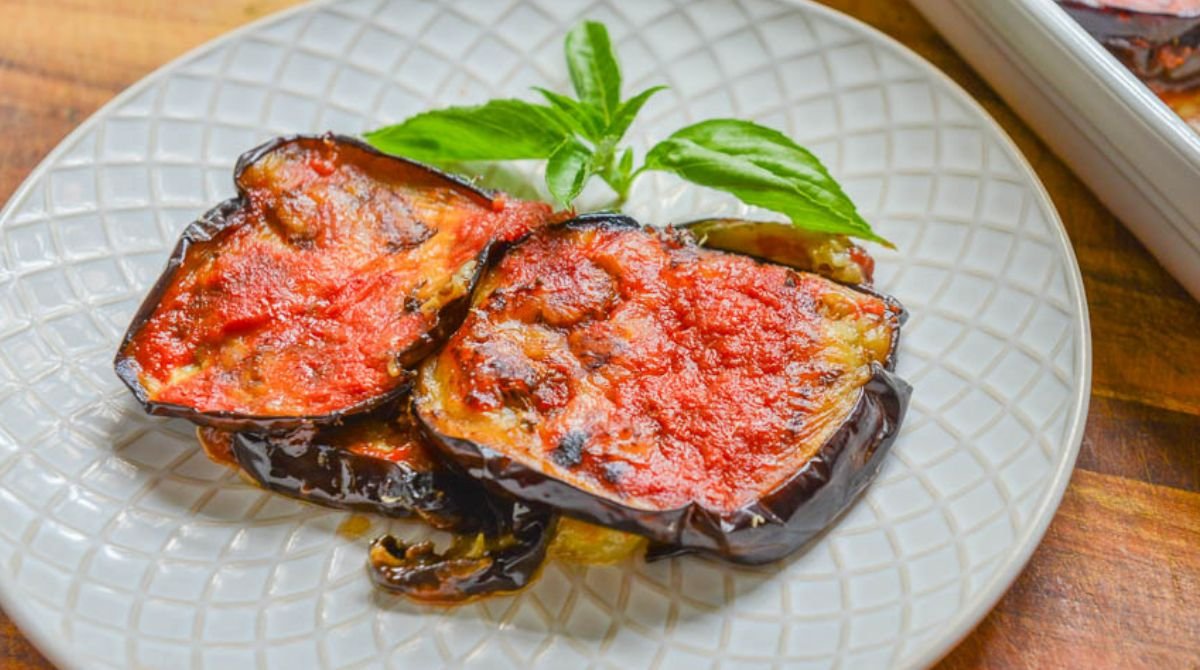 Un parmigiano d eccezione questa ricetta siciliana esalta tutte le potenzialità delle melanzane e la cottura in forno fa il resto per un risultato impeccabile