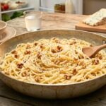 Da quando preparo questa pasta al gorgonzola dolce e noci in 8 minuti, nessuno a tavola crede che non ci voglia la panna il trucco è l’acqua amidacea e 60 secondi di mantecatura