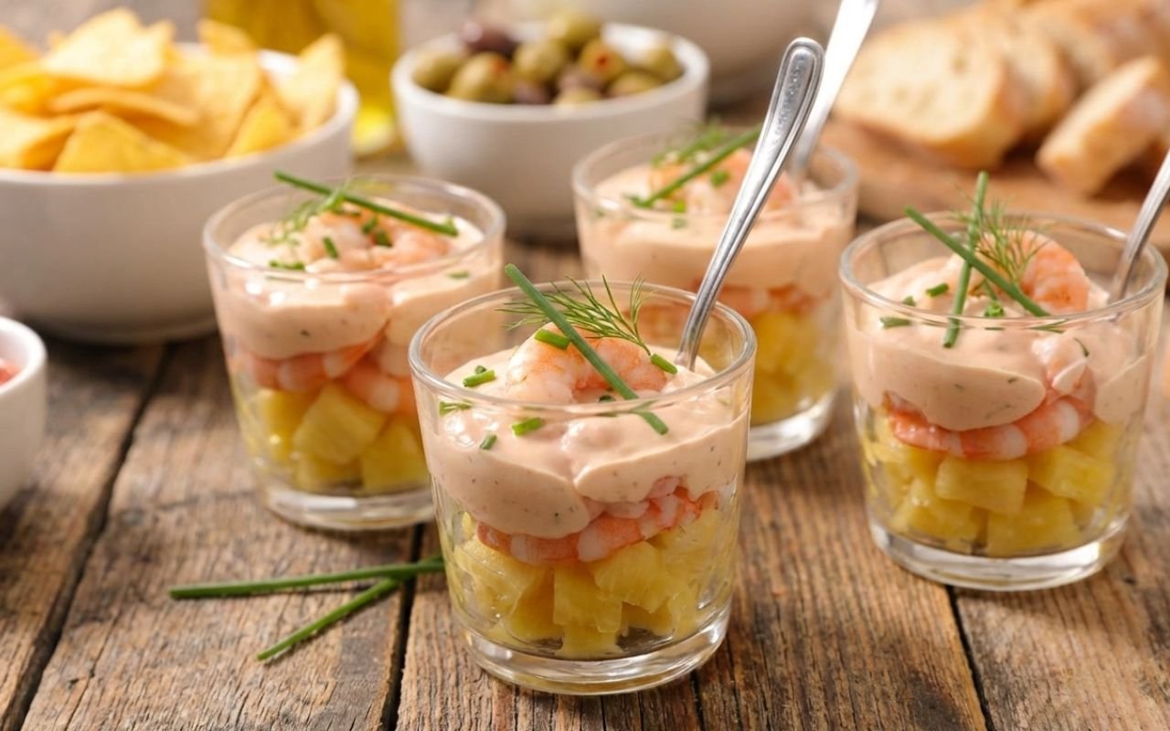 Questo bicchiere con 3 ingredienti e 5 minuti finisce sempre prima di tutto il resto all'aperitivo : ananas e gamberi a strati con salsa cremosa, niente fornelli, niente piatti da lavare