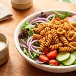 Tutti sbagliamo l’insalata di pasta nello stesso momento e non lo sappiamo : olio extravergine da tiepida, 1 litro per 100 g, risciacquo breve e ingredienti umidi separati fino al servizio