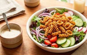 Tutti sbagliamo l'insalata di pasta nello stesso momento e non lo sappiamo : olio extravergine da tiepida, 1 litro per 100 g, risciacquo breve e ingredienti umidi separati fino al servizio