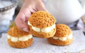 La tecnica di questo pasticcere trasforma i vostri bignè alla crema craquelin in vere meraviglie.
