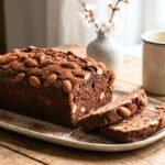 « La faccio ogni domenica in 20 minuti »: il plumcake cioccolato-mandorle che conquista tutti