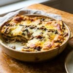 Queste lasagna ai funghi e besciamella senza carne hanno zittito la tavola e il segreto è rosolare i funghi a fuoco vivo finché non rilasciano più acqua